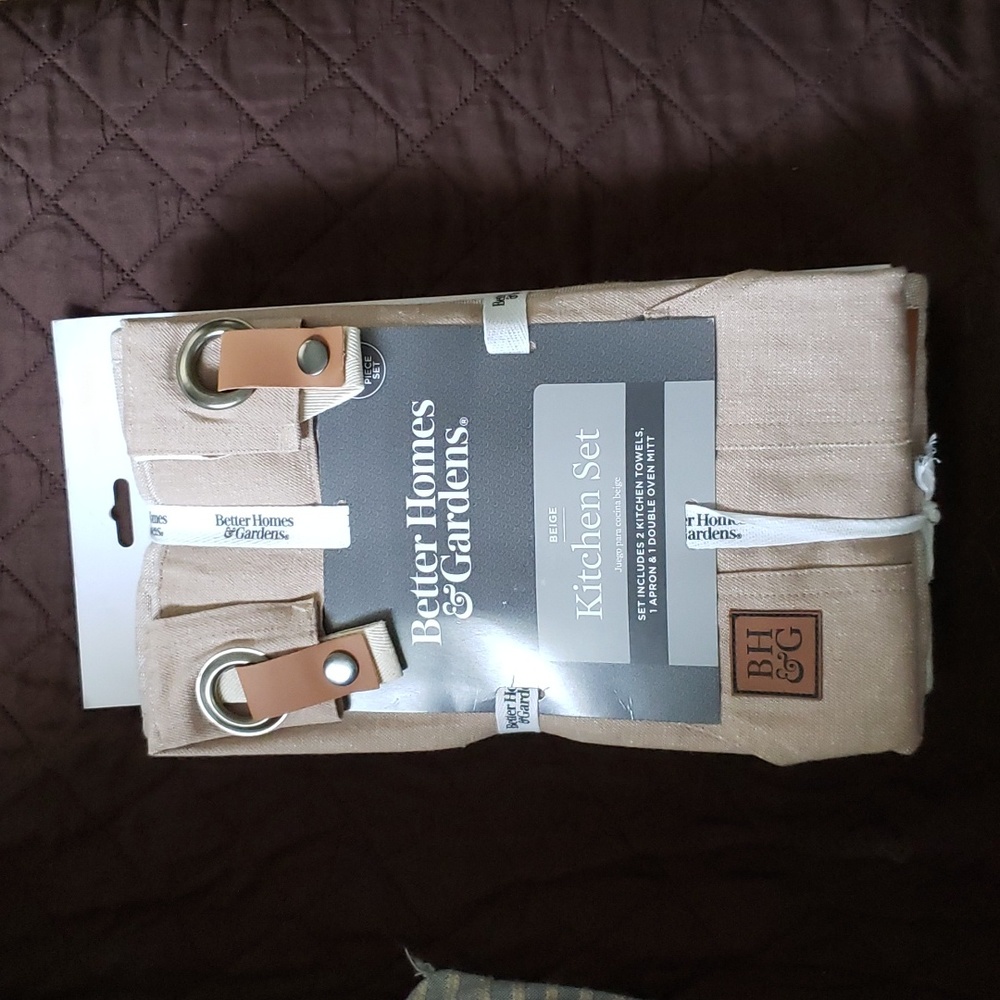 Kitchen set. 1 Apron, 2 kitchen towels, 1 Double oven Mitt.